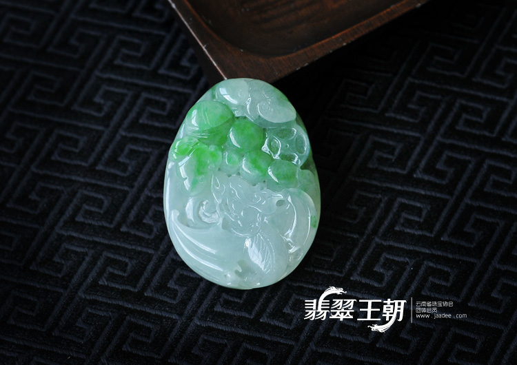 冰种飘翠缅甸翡翠蝙蝠龙挂件
