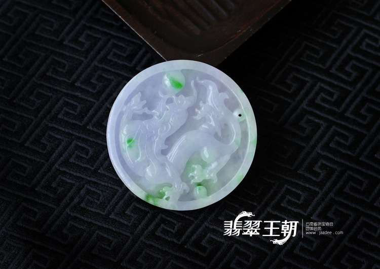 糯冰种春带彩缅甸翡翠龙牌挂件