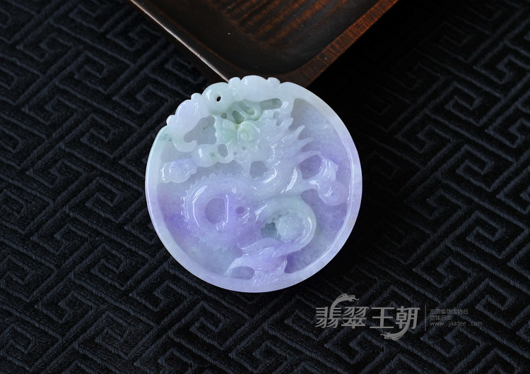 糯冰种紫罗兰飘花缅甸翡翠龙牌挂件