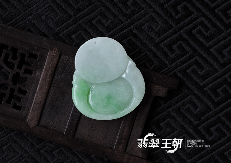 糯冰种翠色缅甸翡翠玉佛挂件