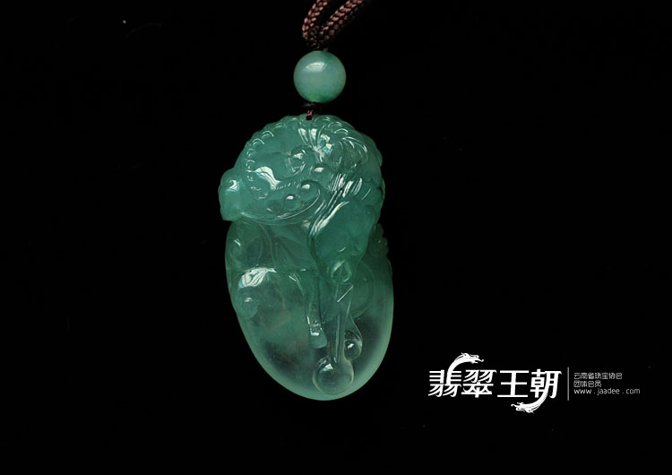 冰玻种飘花缅甸翡翠鹰嘴兽挂件