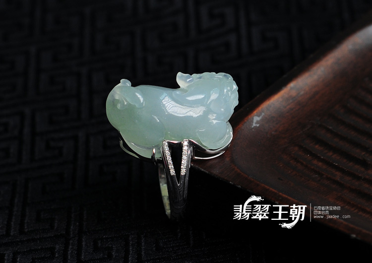 冰种晴水缅甸翡翠镶白金貔貅戒指
