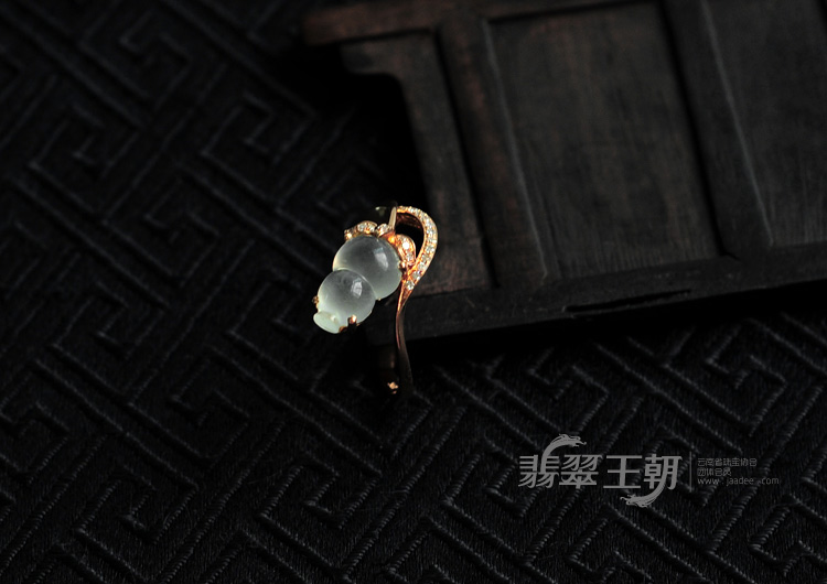 玻璃种缅甸翡翠镶玫瑰金葫芦戒指