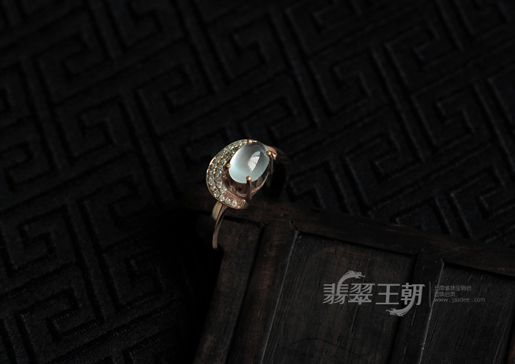 玻璃种缅甸翡翠镶玫瑰金戒指(强莹光)