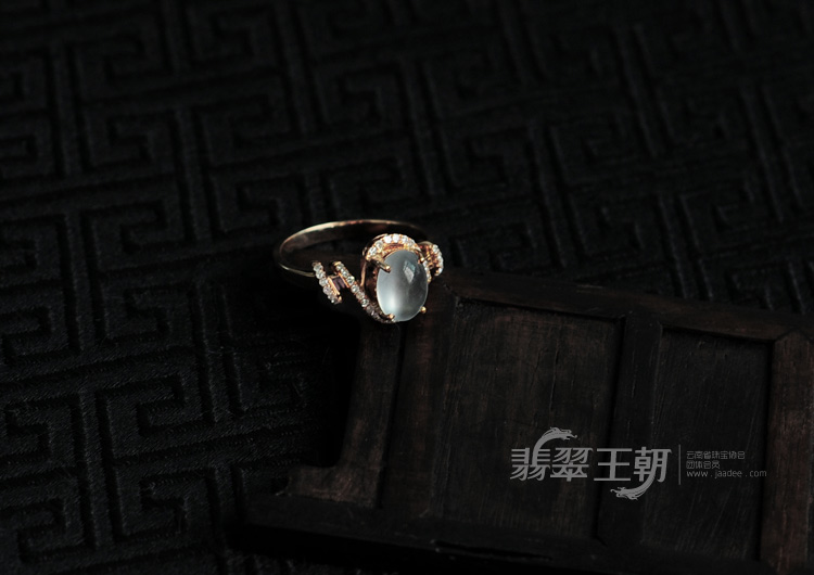 玻璃种缅甸翡翠镶玫瑰金戒指(强莹光)