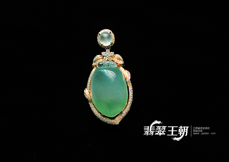 冰种翠色缅甸翡翠镶玫瑰金翠桃胸坠(真钻)
