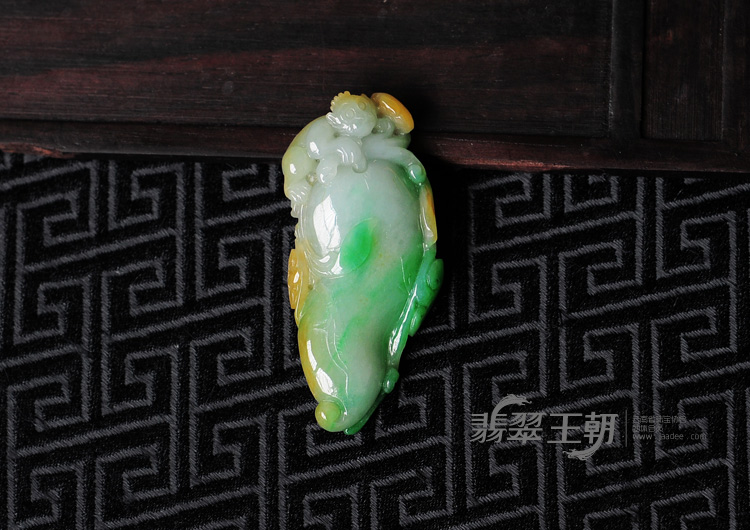 糯冰种黄加绿缅甸翡翠福瓜挂件