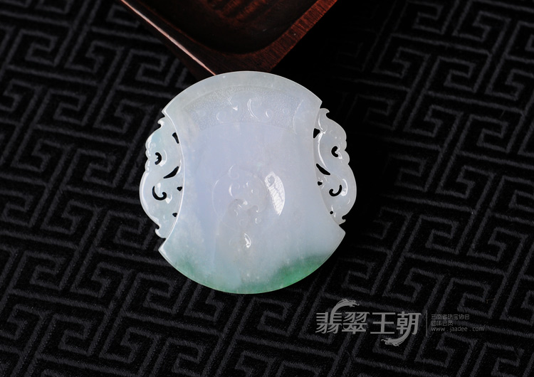 糯冰种翠色缅甸翡翠龙凤呈祥挂件
