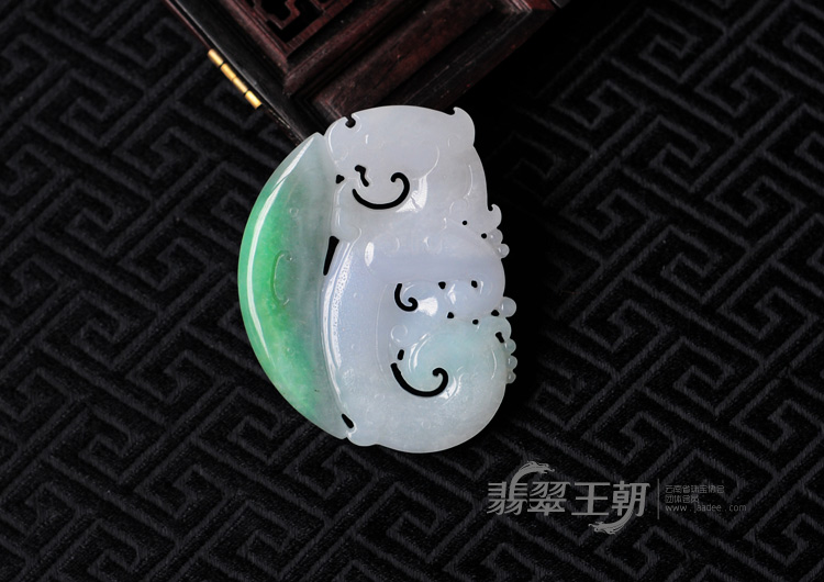 糯冰种翠色缅甸翡翠仿古龙挂件
