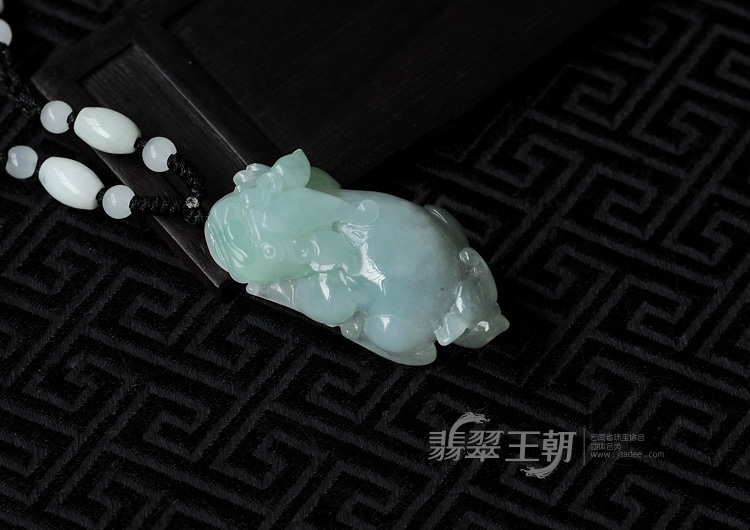 糯冰种晴水缅甸翡翠貔貅挂件