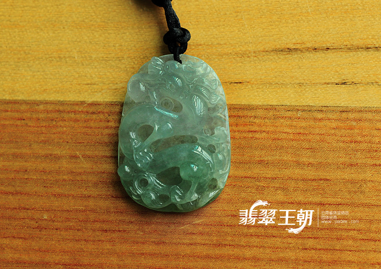 冰种晴水缅甸翡翠龙牌挂件