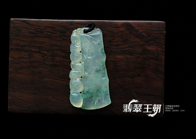 冰种飘花缅甸翡翠节节高挂件