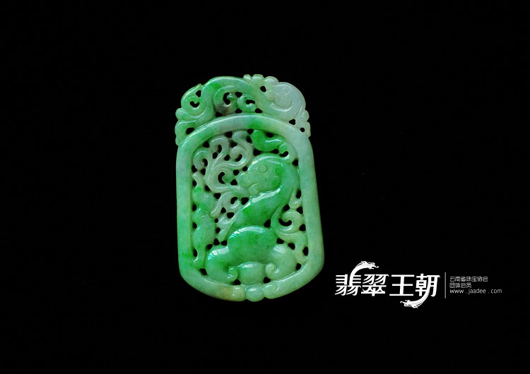 糯冰种翠色缅甸翡翠仿古龙牌挂件