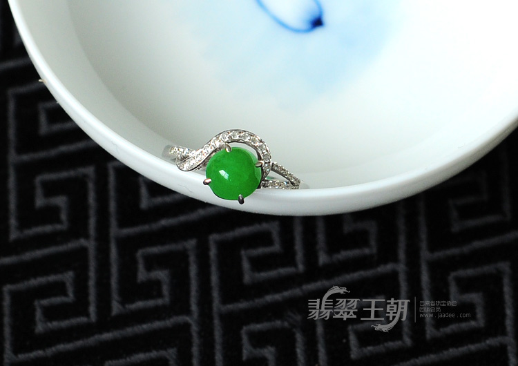 糯冰种阳绿满绿缅甸翡翠镶白金戒指(真钻)
