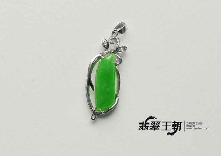 冰种阳绿满绿缅甸翡翠胸坠