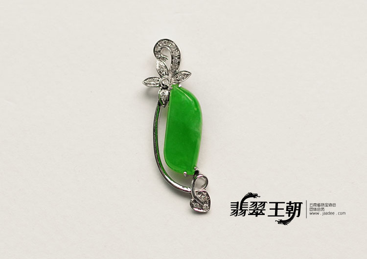 冰种阳绿满绿缅甸翡翠胸坠