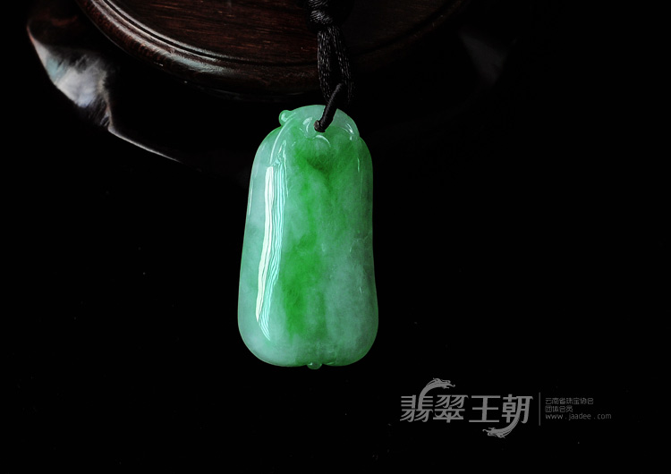 冰种翠色缅甸翡翠福瓜挂件
