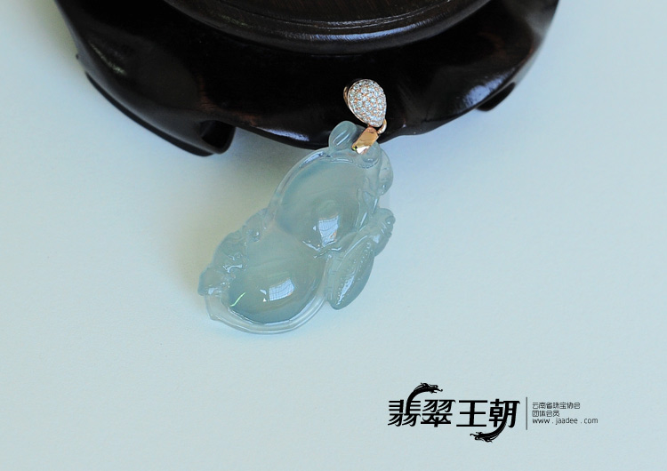 玻璃种晴水缅甸翡翠四季豆挂件