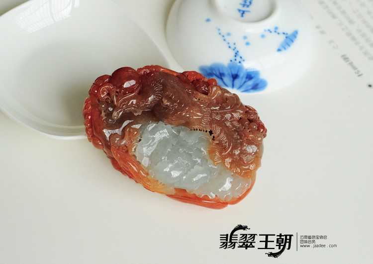 糯冰种红翡缅甸翡翠凤戏牡丹手玩件