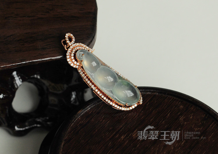 冰玻种飘花缅甸翡翠镶玫瑰金四季豆挂件（真钻）