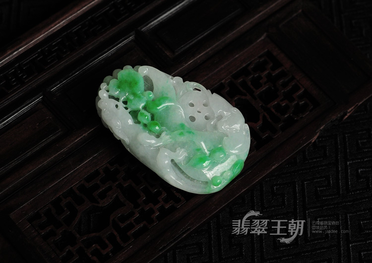 糯冰种飘翠缅甸翡翠福寿如意挂件