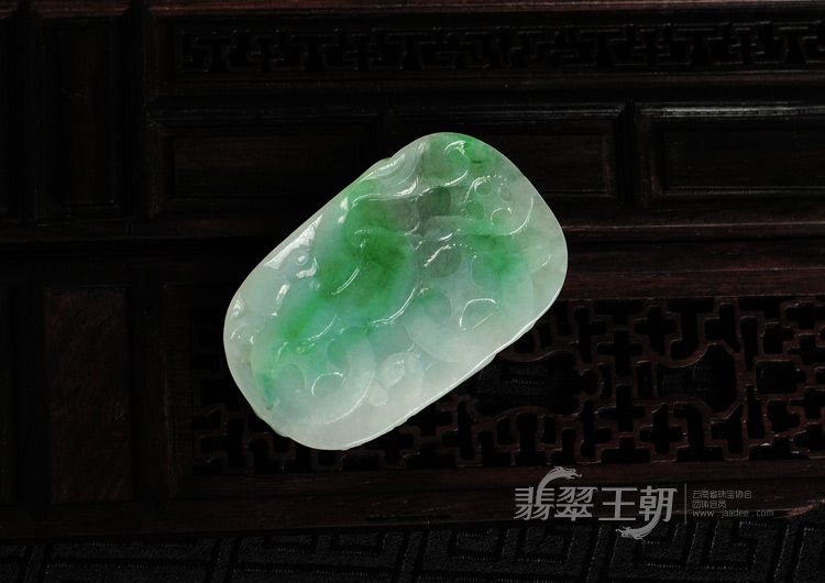 冰种飘翠缅甸翡翠龙行如意挂件