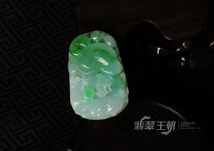 冰种飘翠缅甸翡翠龙行如意挂件