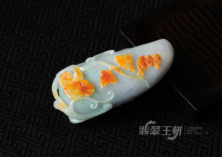 糯冰种三彩缅甸翡翠福瓜手玩件