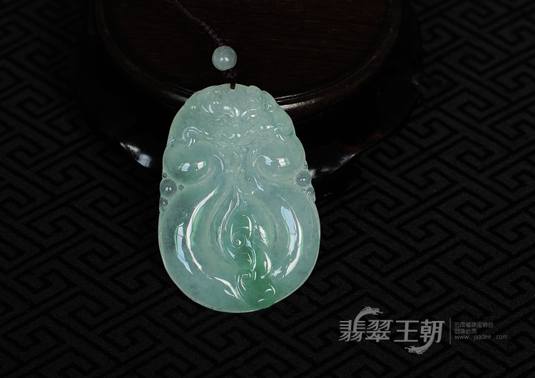 糯冰种飘翠缅甸翡翠古龙戏珠挂件