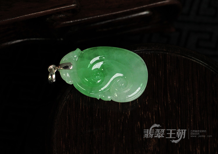 糯冰种翠色缅甸翡翠如意挂件