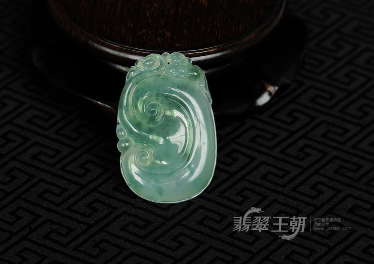 冰玻种飘花缅甸翡翠如意挂件