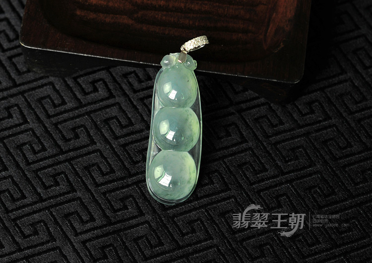 冰玻种飘花缅甸翡翠四季豆挂件