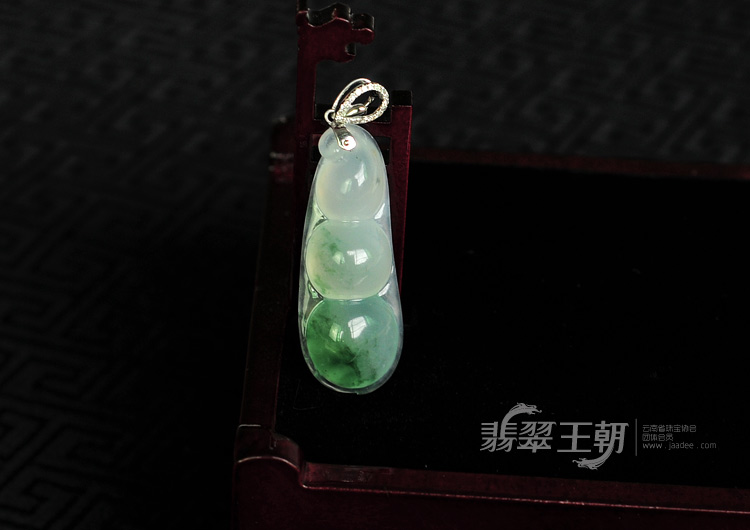 冰种飘绿花缅甸翡翠四季豆挂件