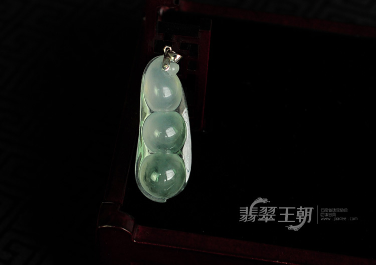 冰玻种飘花缅甸翡翠四季豆挂件