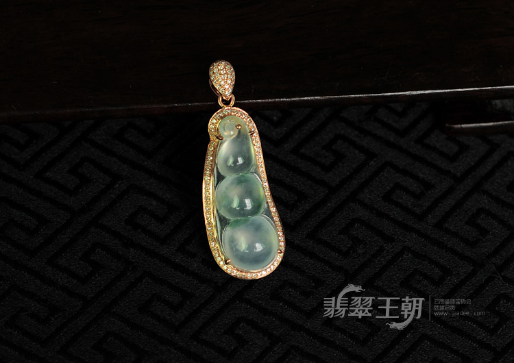 玻璃种飘花强莹光缅甸翡翠镶玫瑰金四季豆挂件