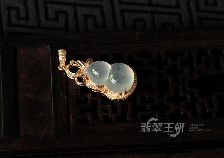 冰玻种强莹光缅甸翡翠镶玫瑰金葫芦挂件
