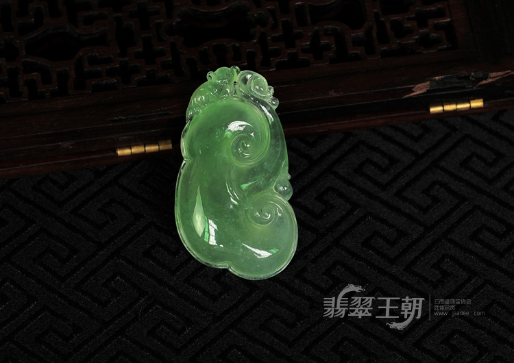 冰种绿晴水缅甸翡翠如意挂件