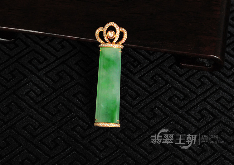 冰种飘翠缅甸翡翠镶玫瑰金“皇者风范”胸坠（真钻）