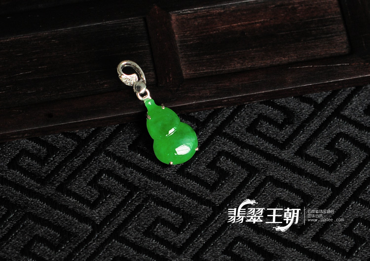 冰种满绿缅甸翡翠镶白金葫芦胸坠（真钻）