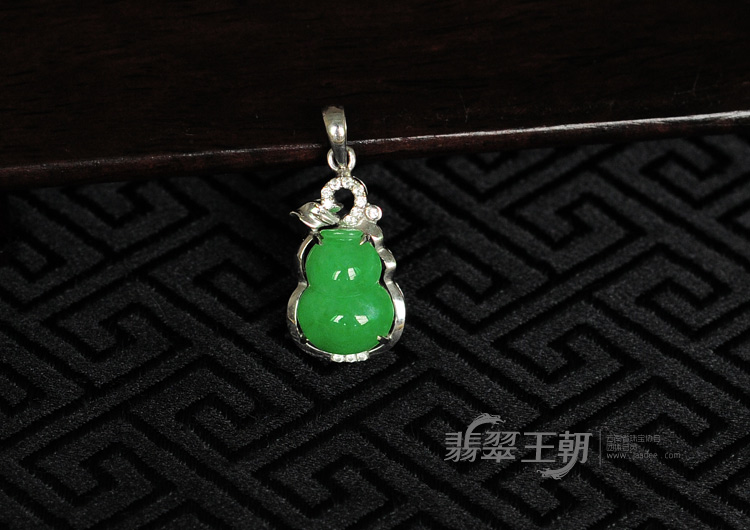 糯冰种满绿缅甸翡翠镶白金葫芦胸坠
