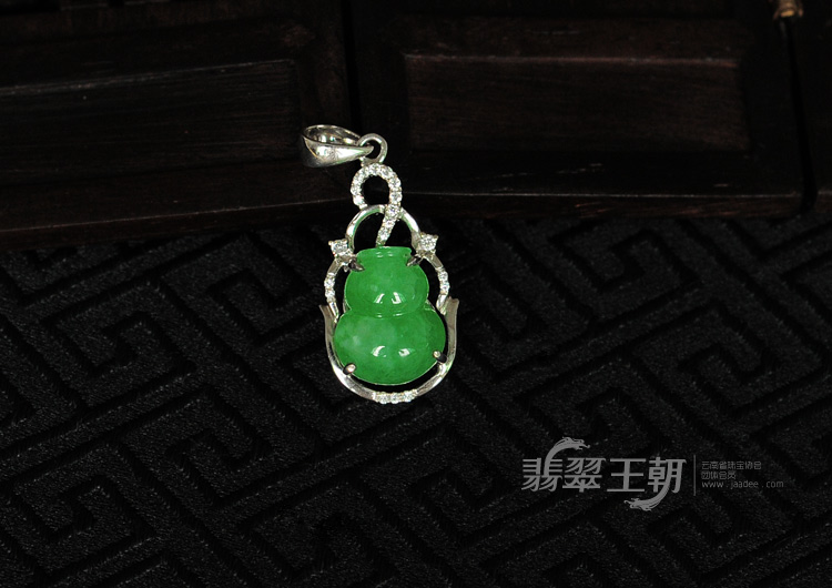 糯冰种满绿缅甸翡翠镶白金葫芦胸坠