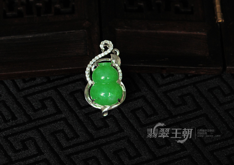 糯冰种满绿缅甸翡翠镶白金葫芦胸坠