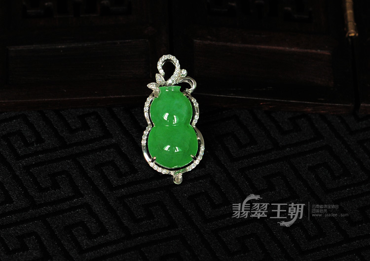 糯冰种满绿缅甸翡翠镶白金葫芦胸坠
