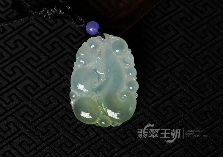 冰种晴水略带黄缅甸翡翠如意龙珠挂件
