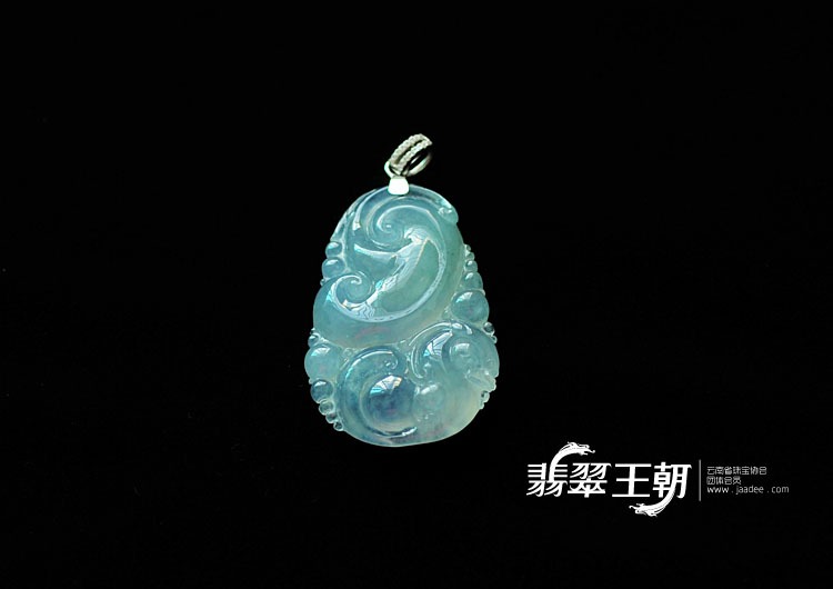 冰种淡春色缅甸翡翠镶白金扣龙行如意挂件