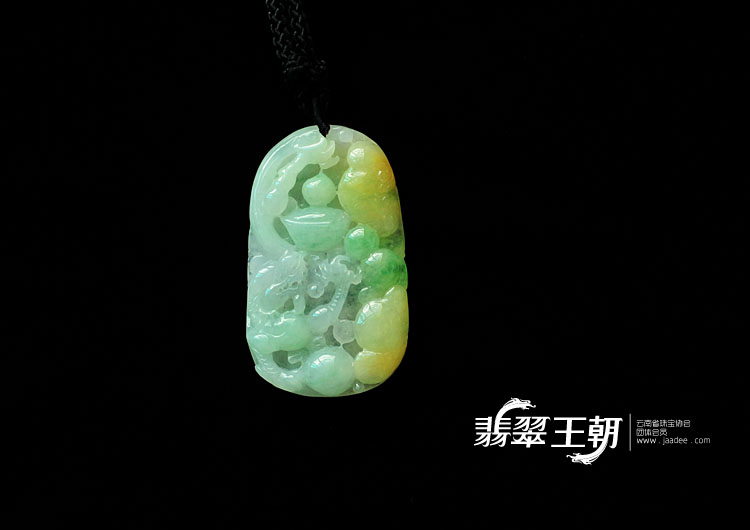 糯冰种三彩缅甸翡翠龙牌挂件