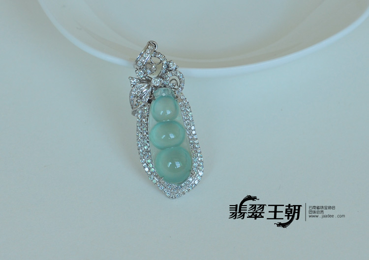 玻璃种晴水强莹光缅甸翡翠镶白金四季豆挂件