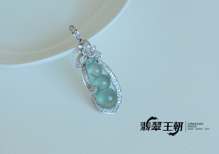 玻璃种晴水强莹光缅甸翡翠镶白金四季豆挂件