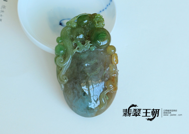 糯冰种黄加绿缅甸翡翠貔貅如意手玩件/挂件