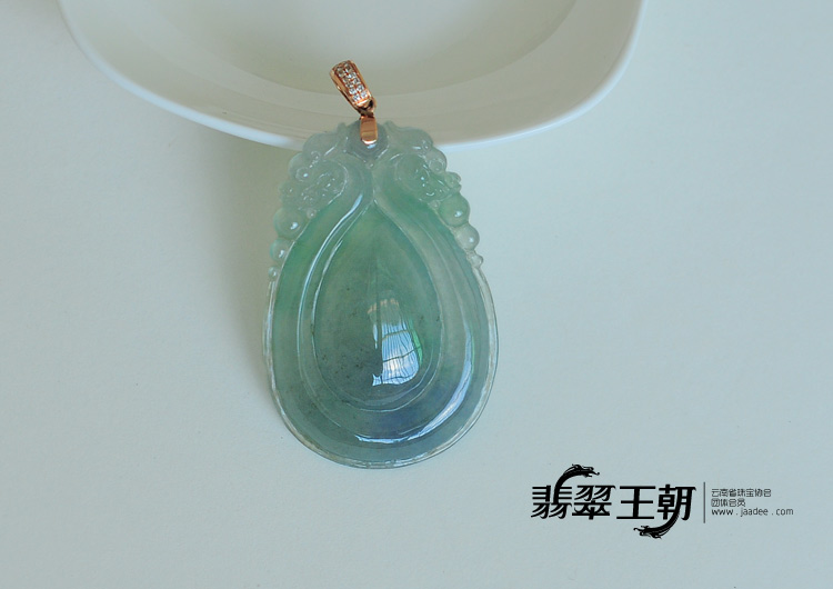 冰种晴水缅甸翡翠双龙戏珠挂件